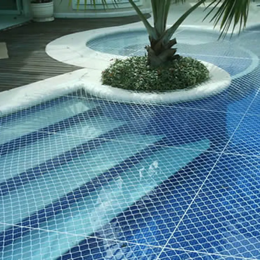 Piscina coberta por rede de proteção esticada