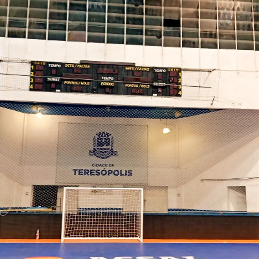 Quadra de futsal da Prefeitura de Teresópolis com rede de proteção