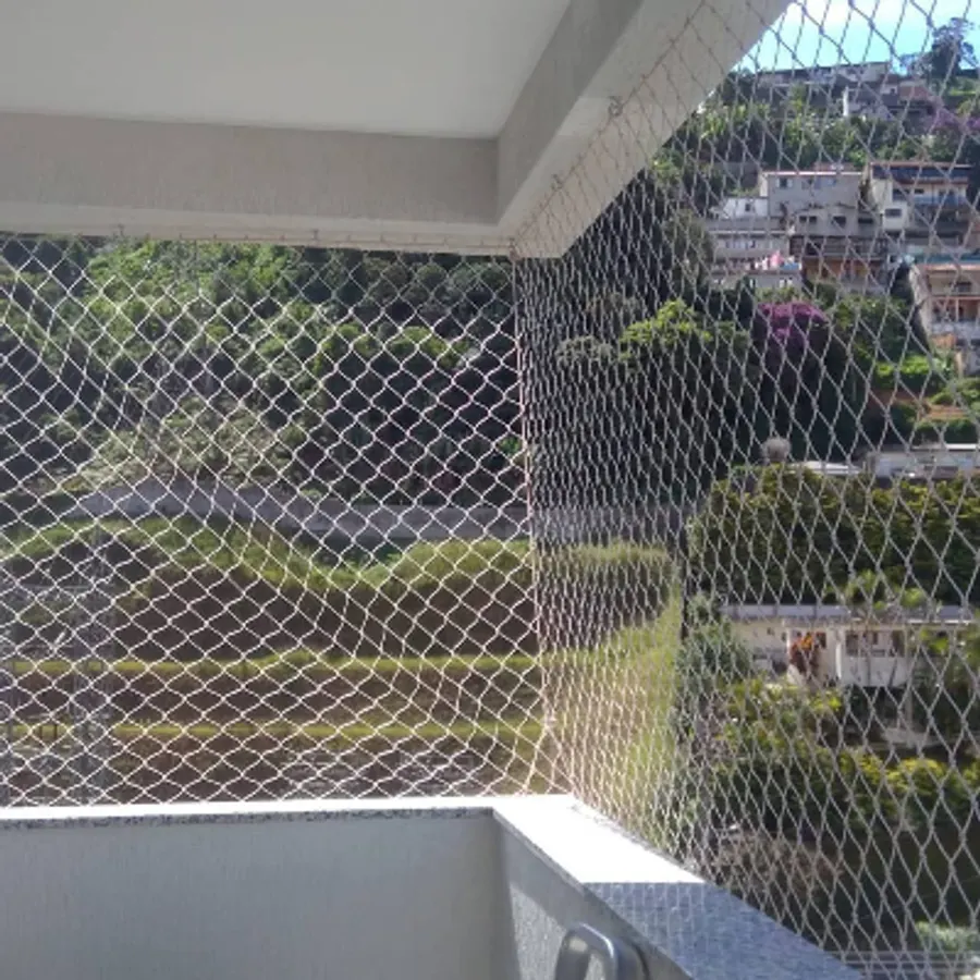 Sacada com rede de proteção e vista para o morro