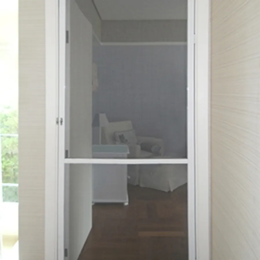 Porta com tela mosquiteiro instalada